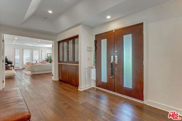 148 S Crescent Drive 101, Beverly Hills, CA 90212