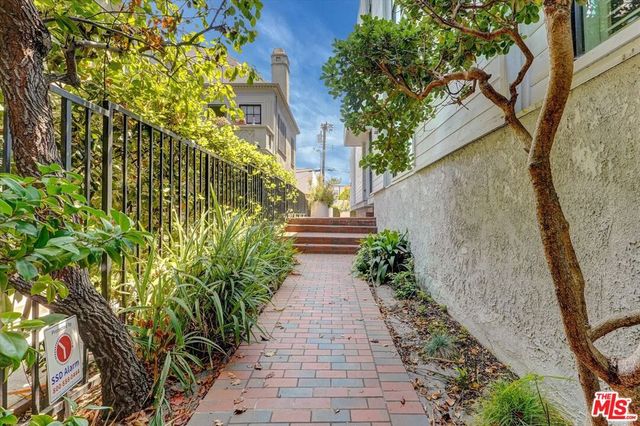 148 S Crescent Drive 101, Beverly Hills, CA 90212
