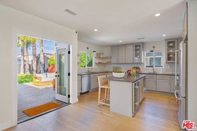 3953 S Victoria Avenue, Los Angeles, CA 90008
