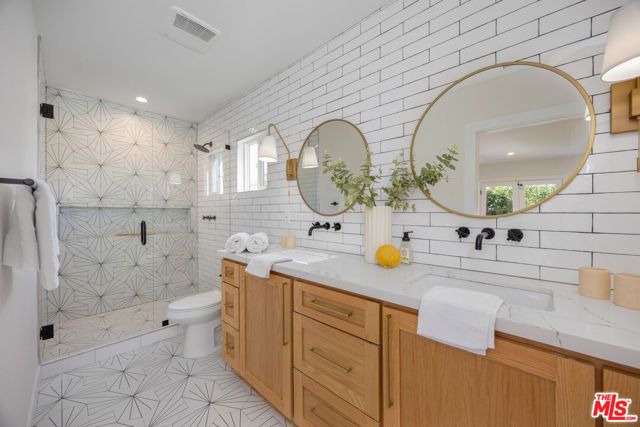 3953 S Victoria Avenue, Los Angeles, CA 90008