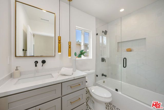 3953 S Victoria Avenue, Los Angeles, CA 90008