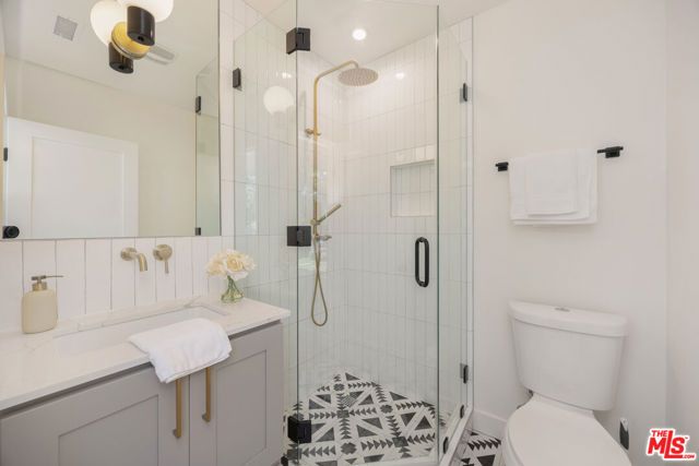 3953 S Victoria Avenue, Los Angeles, CA 90008
