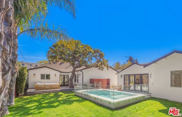 3953 S Victoria Avenue, Los Angeles, CA 90008