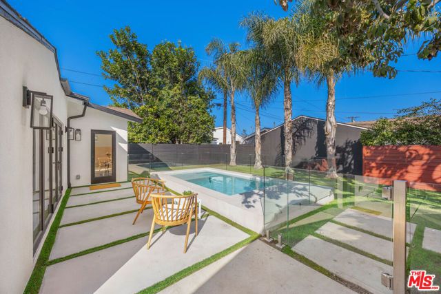 3953 S Victoria Avenue, Los Angeles, CA 90008