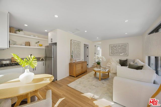 3953 S Victoria Avenue, Los Angeles, CA 90008