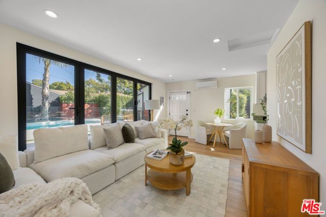 3953 S Victoria Avenue, Los Angeles, CA 90008
