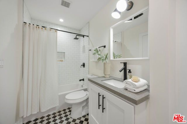 3953 S Victoria Avenue, Los Angeles, CA 90008