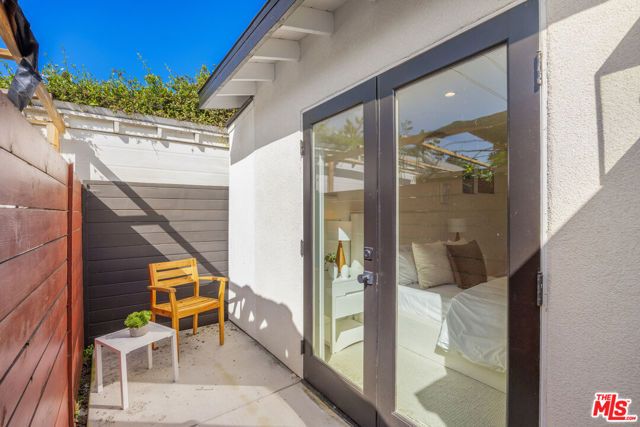 3953 S Victoria Avenue, Los Angeles, CA 90008