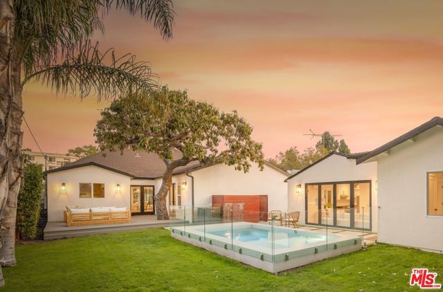 3953 S Victoria Avenue, Los Angeles, CA 90008