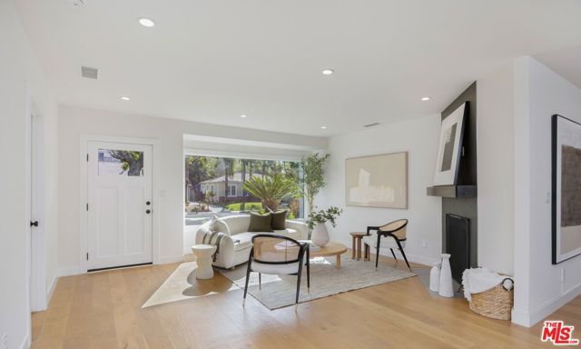 3953 S Victoria Avenue, Los Angeles, CA 90008