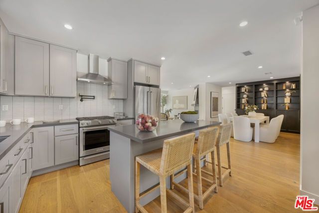 3953 S Victoria Avenue, Los Angeles, CA 90008