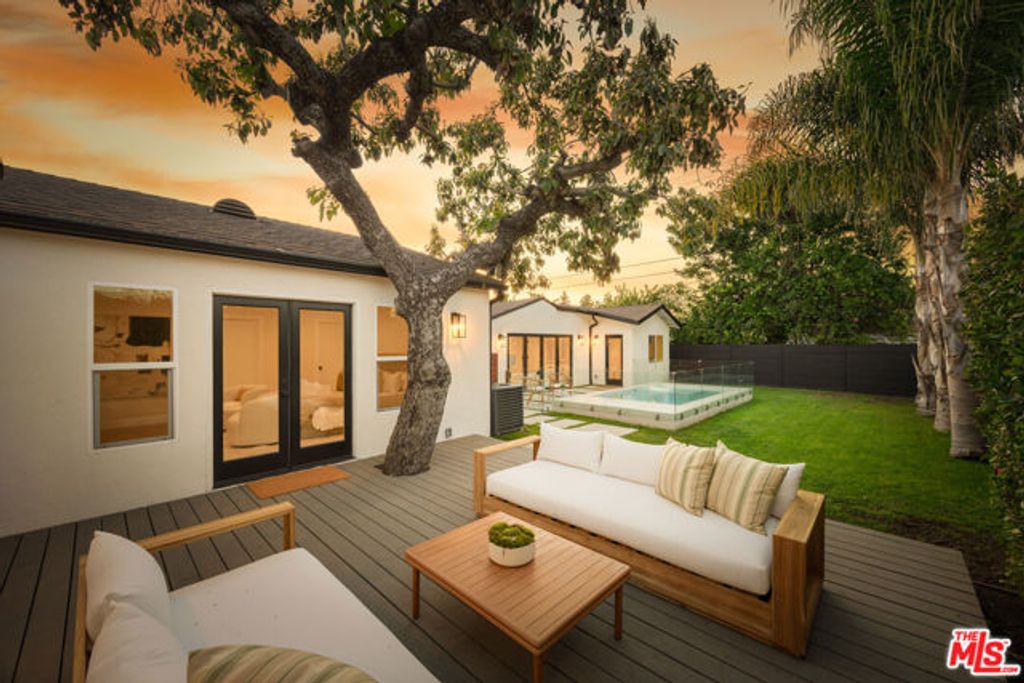 3953 S Victoria Avenue, Los Angeles, CA 90008