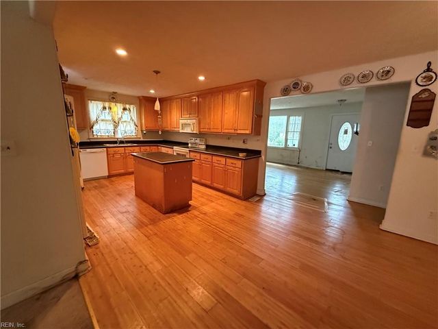 230 Rich RD, Yorktown, VA 23693