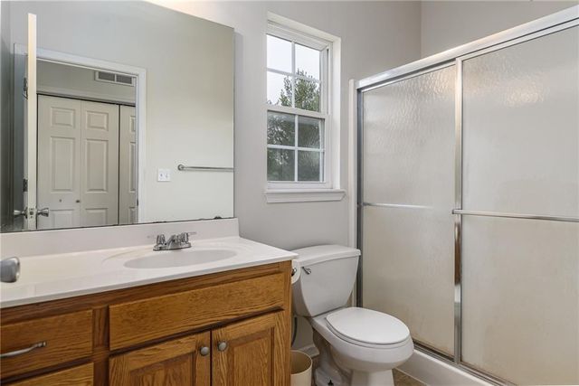 1860 Fall Creek Drive, Tonganoxie, KS 66086