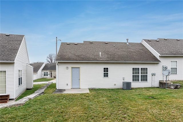 1860 Fall Creek Drive, Tonganoxie, KS 66086