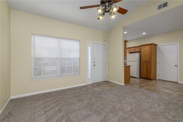 1860 Fall Creek Drive, Tonganoxie, KS 66086