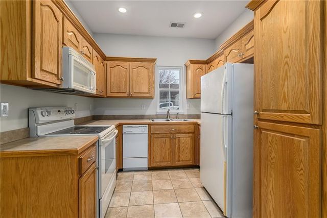 1860 Fall Creek Drive, Tonganoxie, KS 66086