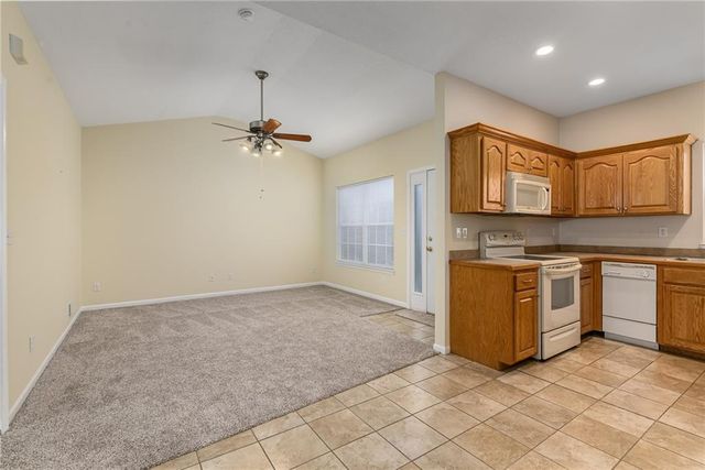 1860 Fall Creek Drive, Tonganoxie, KS 66086