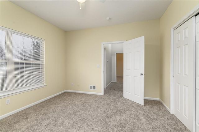 1860 Fall Creek Drive, Tonganoxie, KS 66086