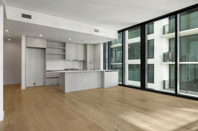 610 Davis ST 2408, Austin, TX 78701