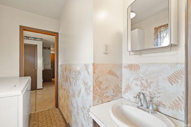 102 Eastgate Avenue, Loogootee, IN 47553