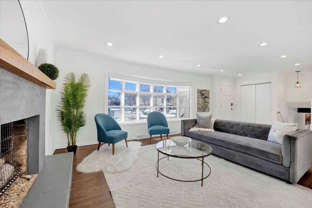 1632 Village Green Court, Deerfield, IL 60015