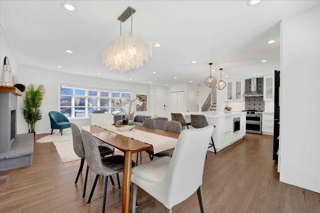 1632 Village Green Court, Deerfield, IL 60015