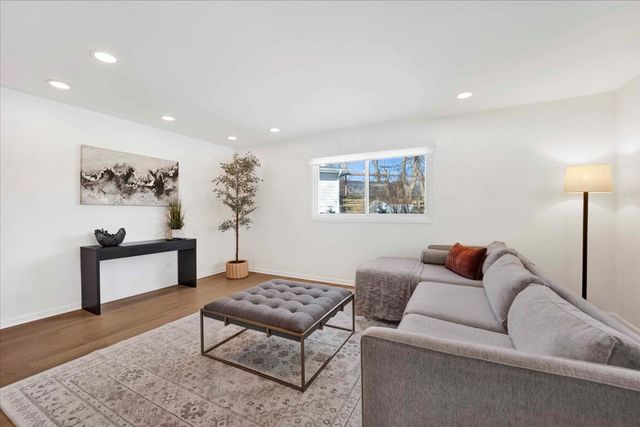 1632 Village Green Court, Deerfield, IL 60015