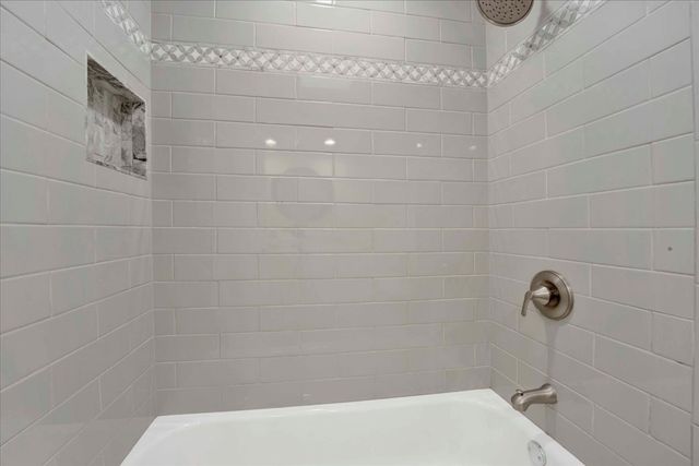 1632 Village Green Court, Deerfield, IL 60015