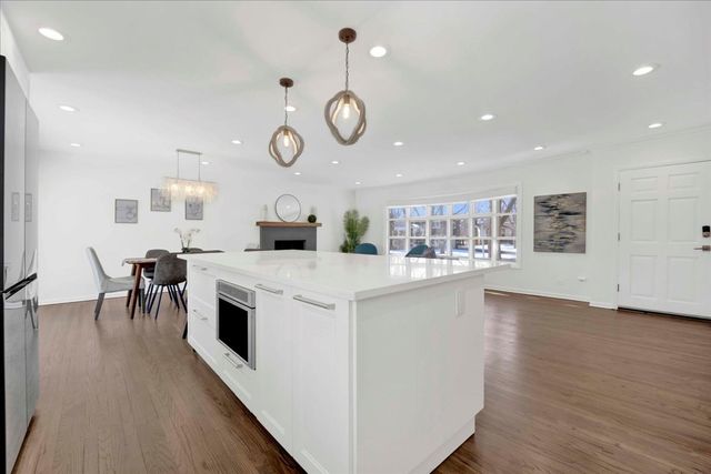 1632 Village Green Court, Deerfield, IL 60015