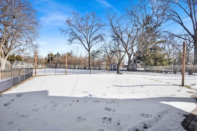 1632 Village Green Court, Deerfield, IL 60015