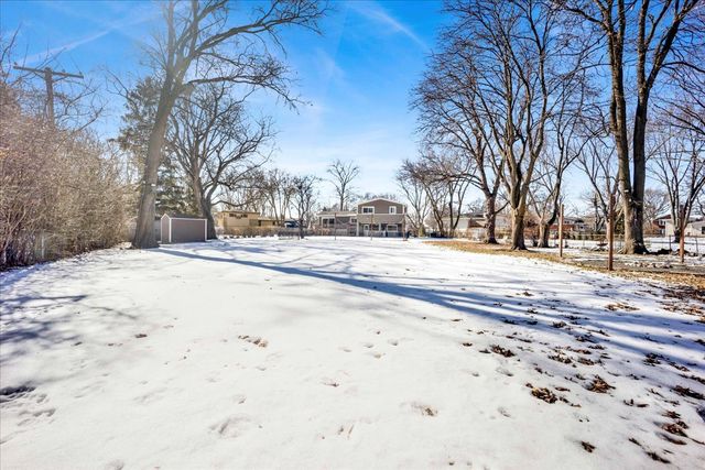 1632 Village Green Court, Deerfield, IL 60015