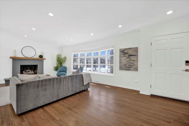 1632 Village Green Court, Deerfield, IL 60015