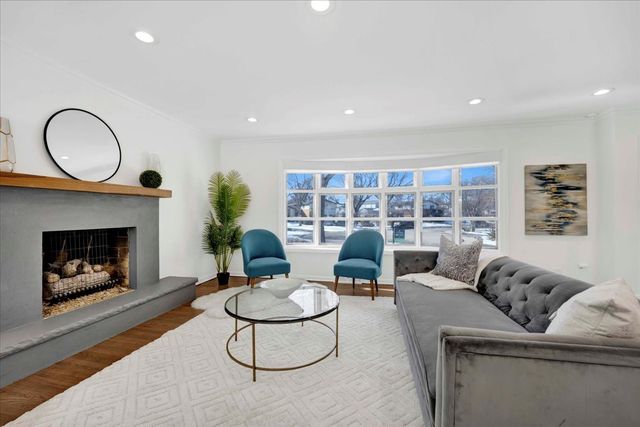 1632 Village Green Court, Deerfield, IL 60015