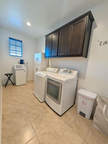 174 Emperor Way, Dinuba, CA 93618