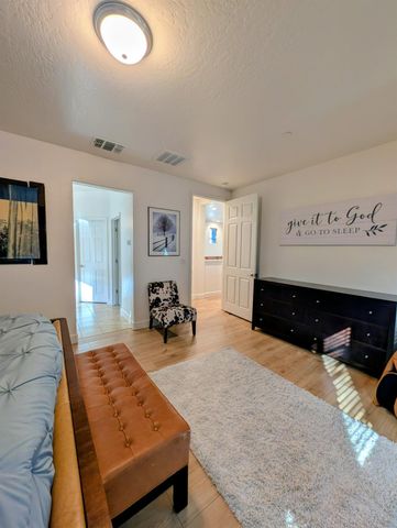 174 Emperor Way, Dinuba, CA 93618