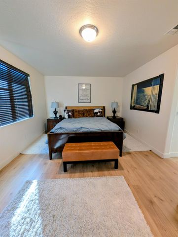 174 Emperor Way, Dinuba, CA 93618