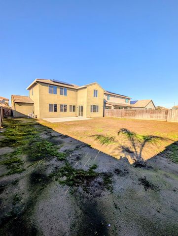 174 Emperor Way, Dinuba, CA 93618