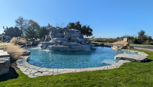 174 Emperor Way, Dinuba, CA 93618