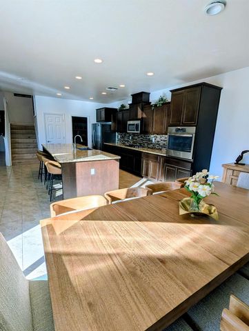 174 Emperor Way, Dinuba, CA 93618