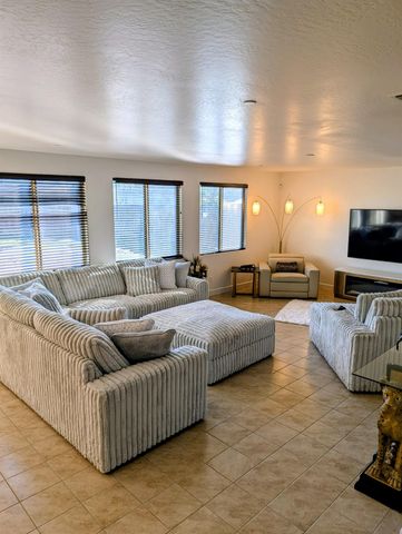 174 Emperor Way, Dinuba, CA 93618