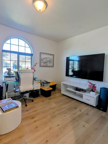 174 Emperor Way, Dinuba, CA 93618