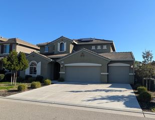 174 Emperor Way, Dinuba, CA 93618