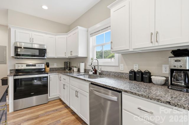 27 Ben Lippen Road, Asheville, NC 28806