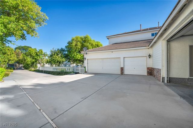7464 Grassy Field Court, Las Vegas, NV 89131
