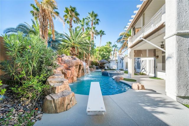 7464 Grassy Field Court, Las Vegas, NV 89131