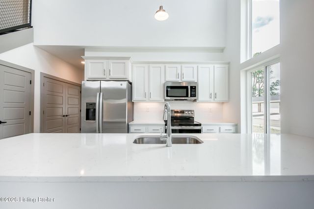 617 Burnett Farm Ln, Louisville, KY 40243