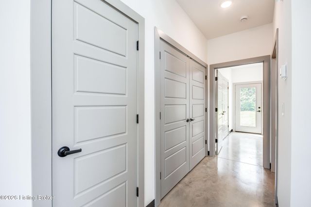 617 Burnett Farm Ln, Louisville, KY 40243