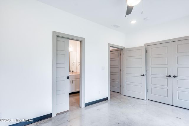 617 Burnett Farm Ln, Louisville, KY 40243