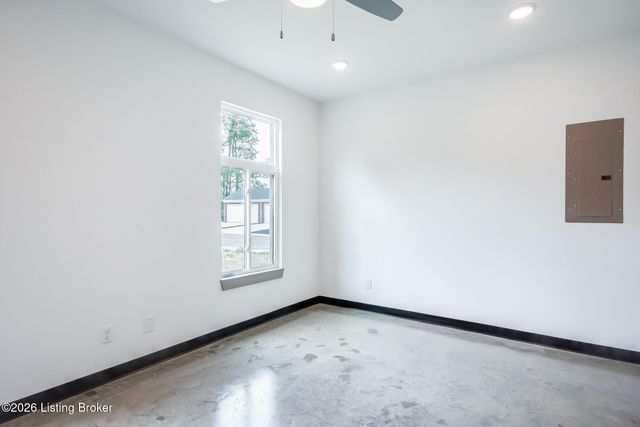 617 Burnett Farm Ln, Louisville, KY 40243